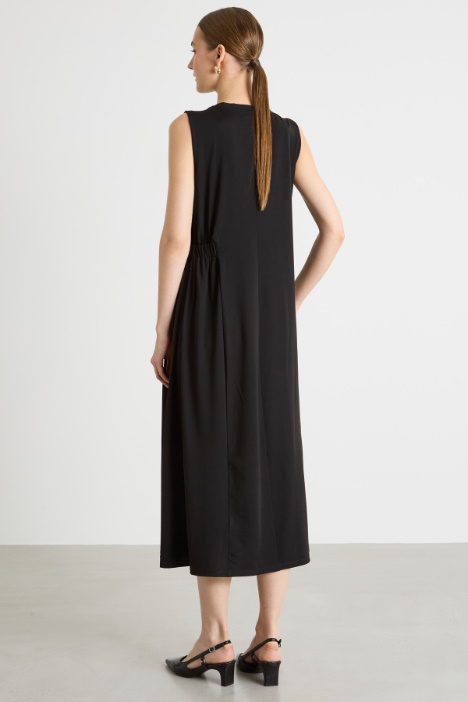 Abito smanicato fluido