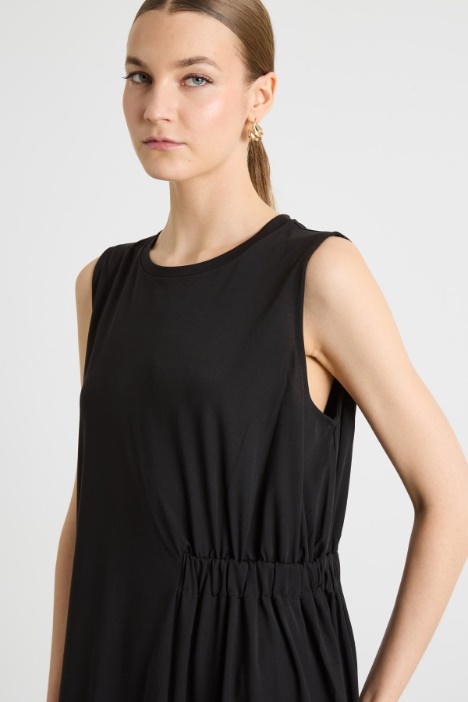 Abito smanicato fluido