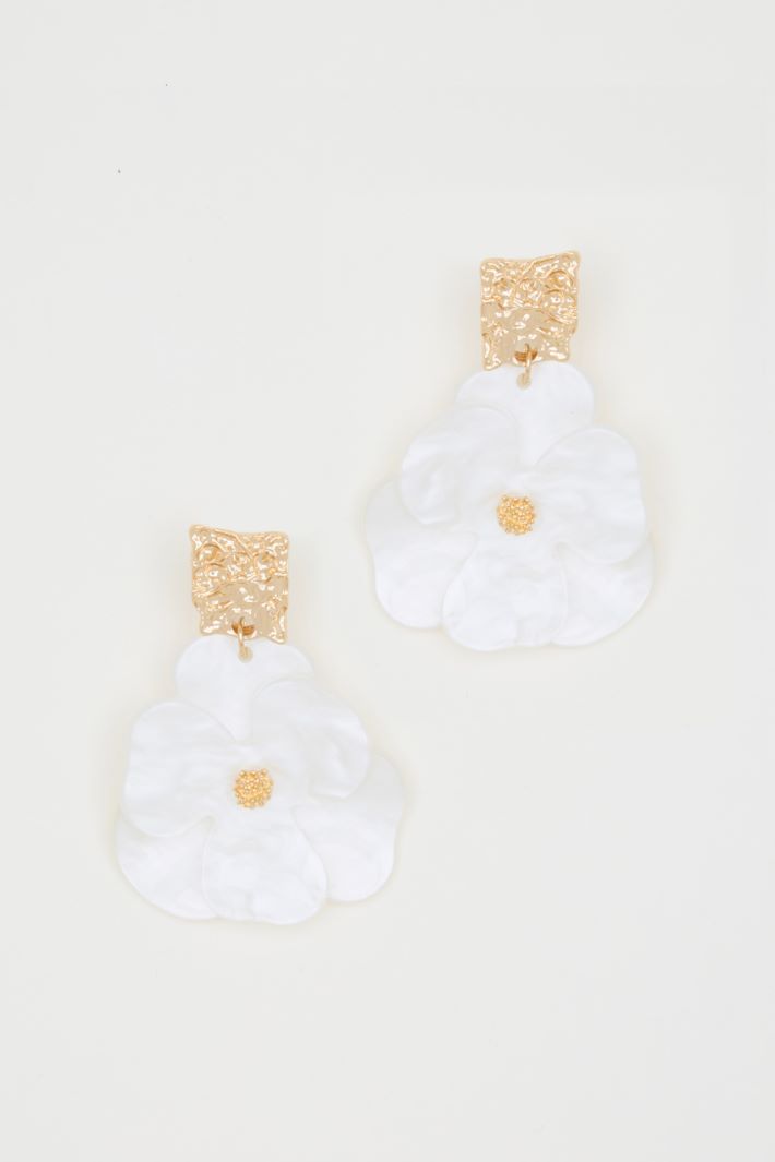 Floral Motif Earrings Intrend