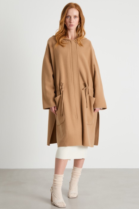 Cappotto ampio con cappuccio