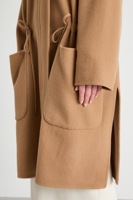 Cappotto ampio con cappuccio