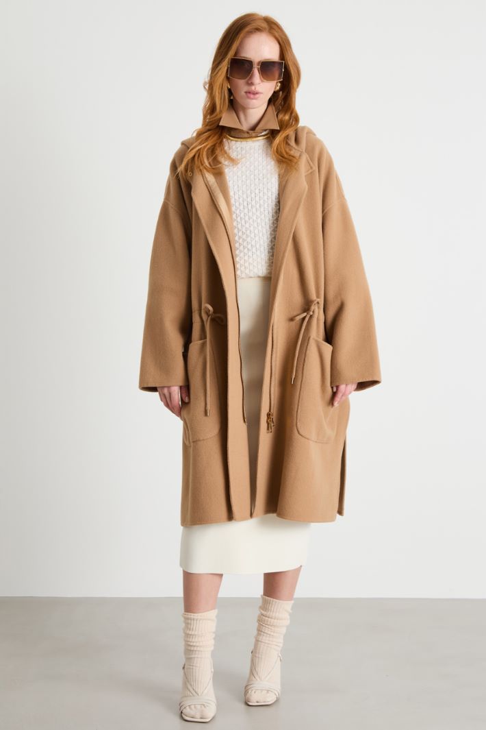 Abrigo holgado con capucha Intrend