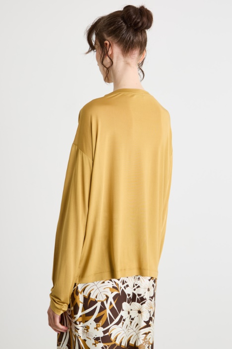 T-shirt con ampio scollo