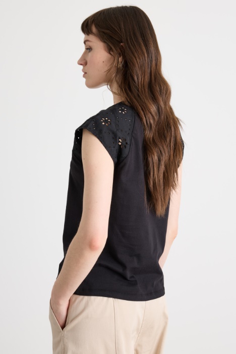 Top con maniche in sangallo