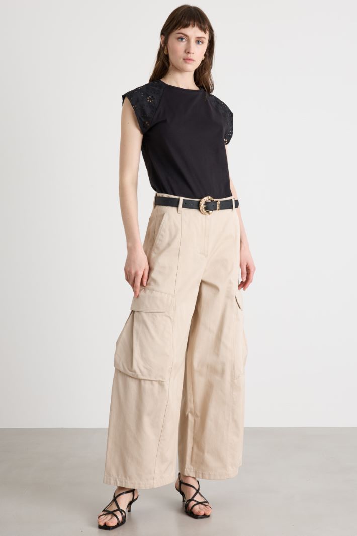 Top con maniche in sangallo Intrend