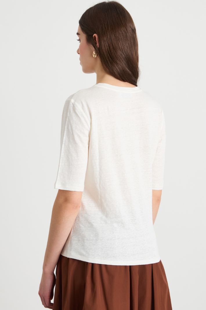 Wide V-neck T-shirt Intrend - 4