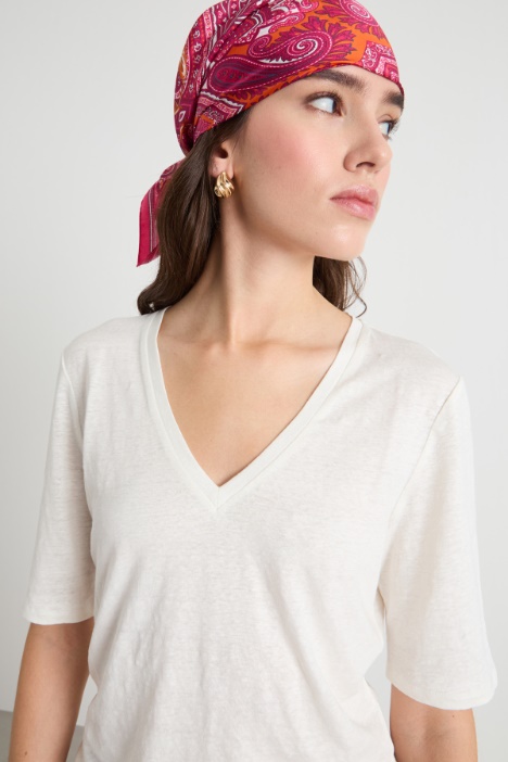 T-shirt con ampio scollo a V