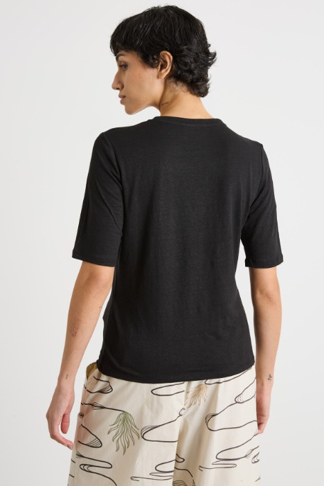 T-shirt con ampio scollo a V