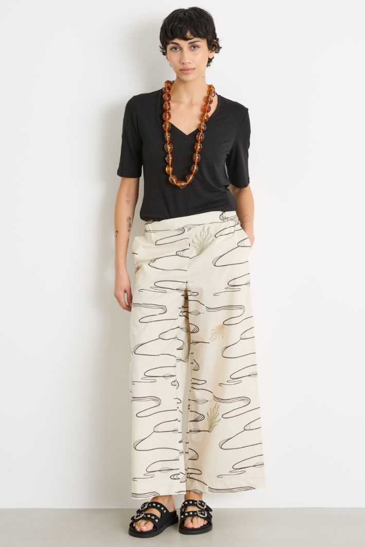 Wide V-neck T-shirt Intrend