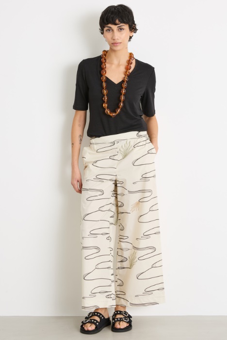 Wide V-neck T-shirt Intrend