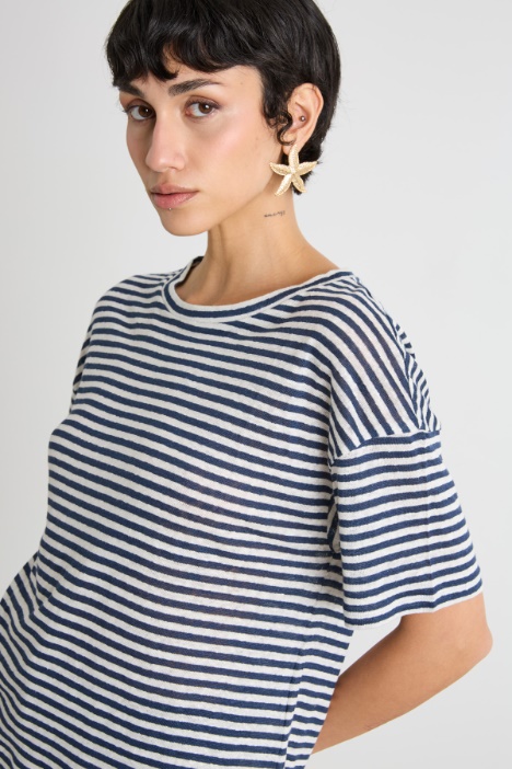 T-shirt con piccoli spacchi