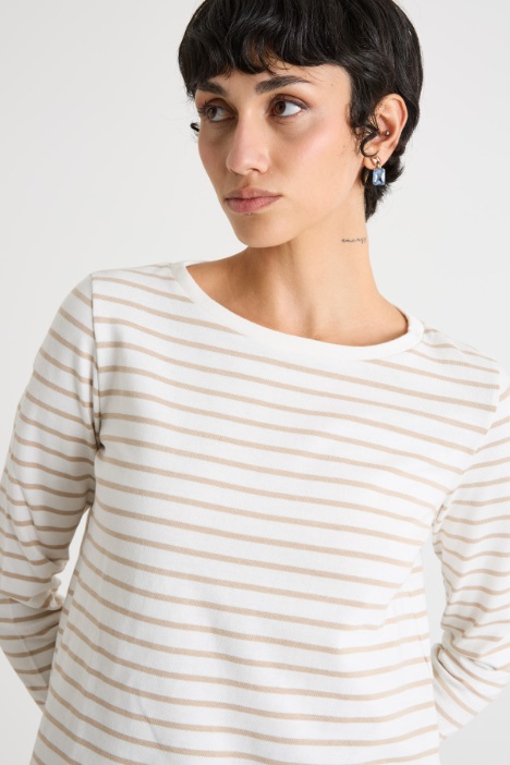 T-shirt con scollo a barchetta