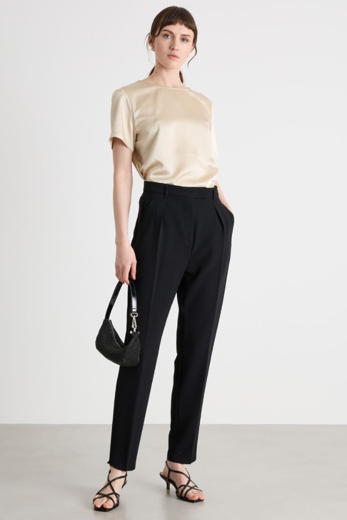 T-shirt in raso tecnico e jersey Intrend