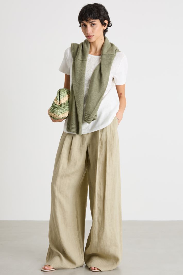 T-shirt with embroidered panel Intrend