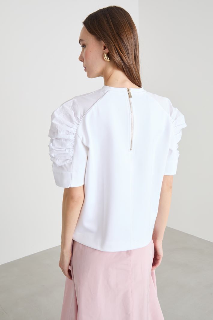 Ruched-sleeve T-shirt Intrend - 4