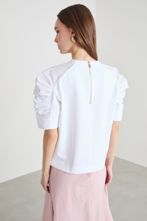 T-shirt con maniche arricciate