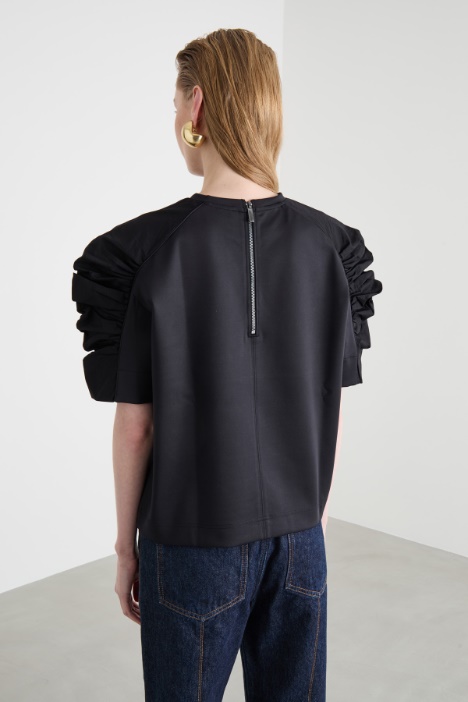 T-shirt con maniche arricciate