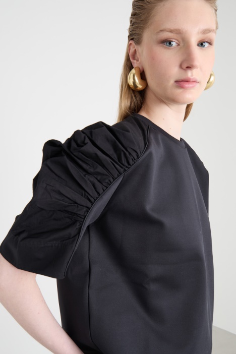 T-shirt con maniche arricciate