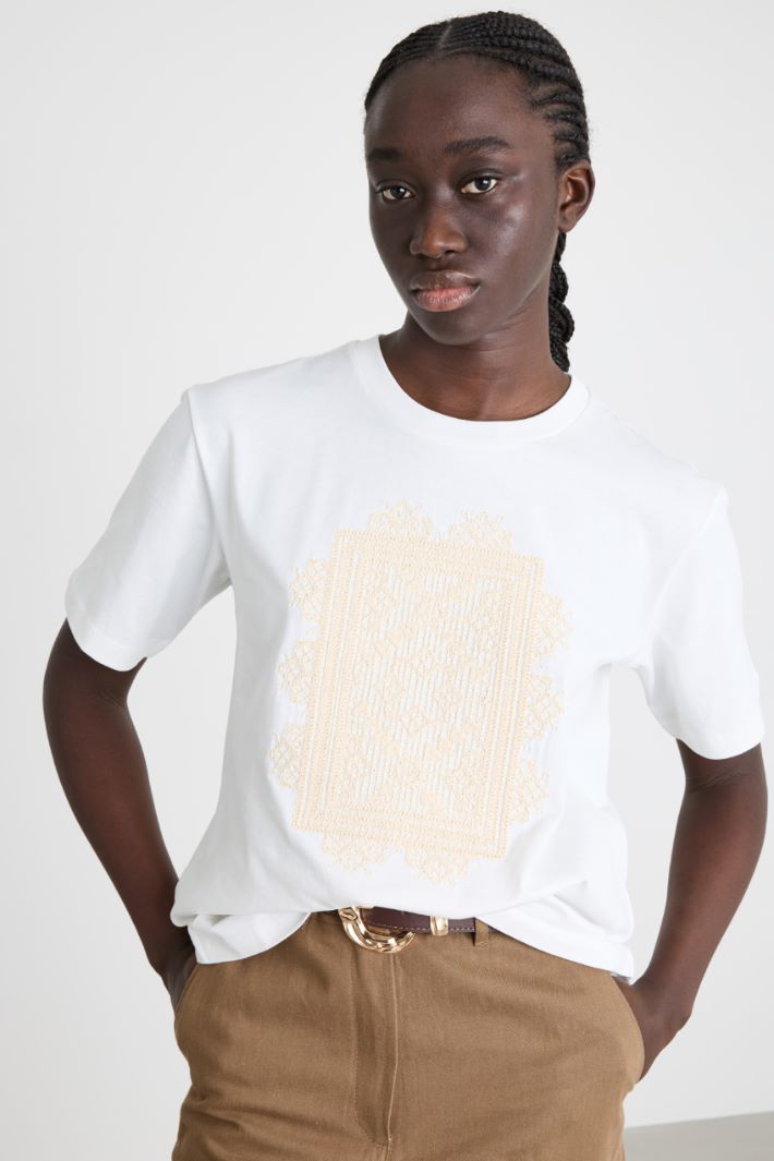 T-shirt con ricamo Intrend - 3