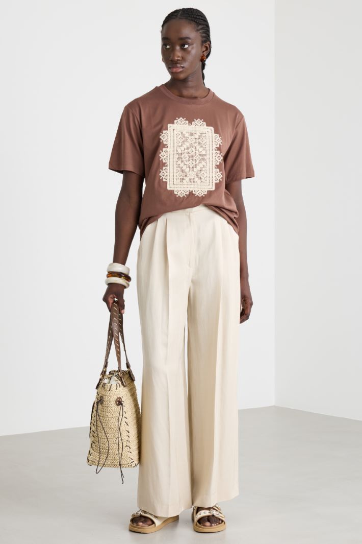 T-shirt con ricamo Intrend