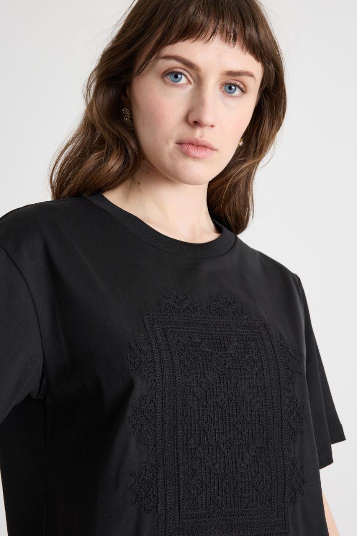 T-shirt con ricamo Intrend - 3