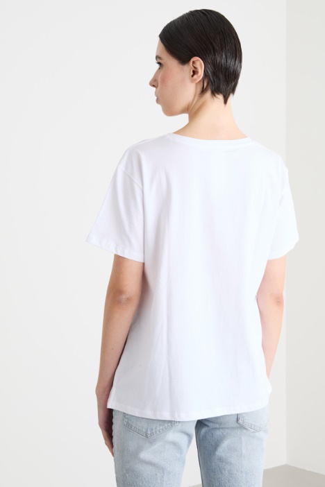 Camiseta con bordado de pedrería