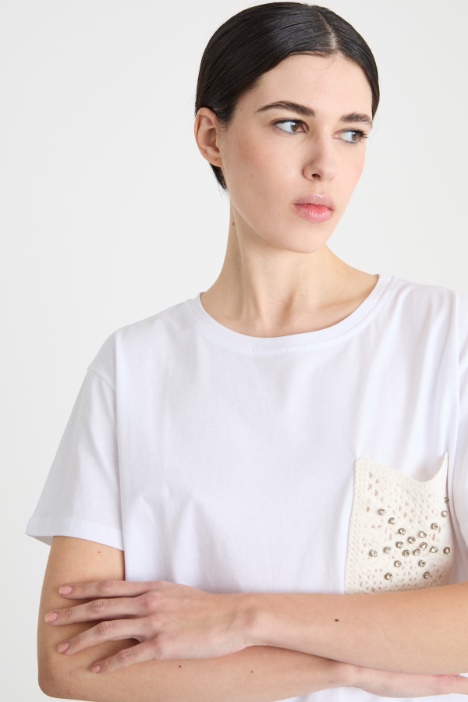 Camiseta con bordado de pedrería