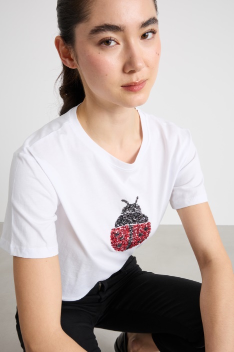 T-shirt con ricamo bijoux