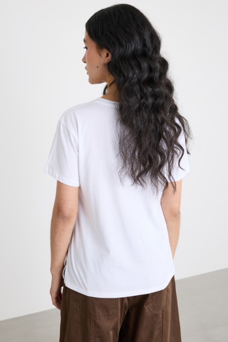 Camiseta con bordado de pedrería