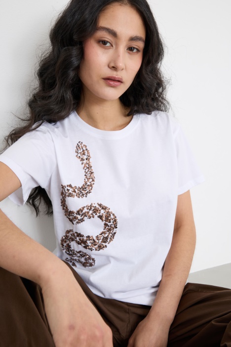 Camiseta con bordado de pedrería