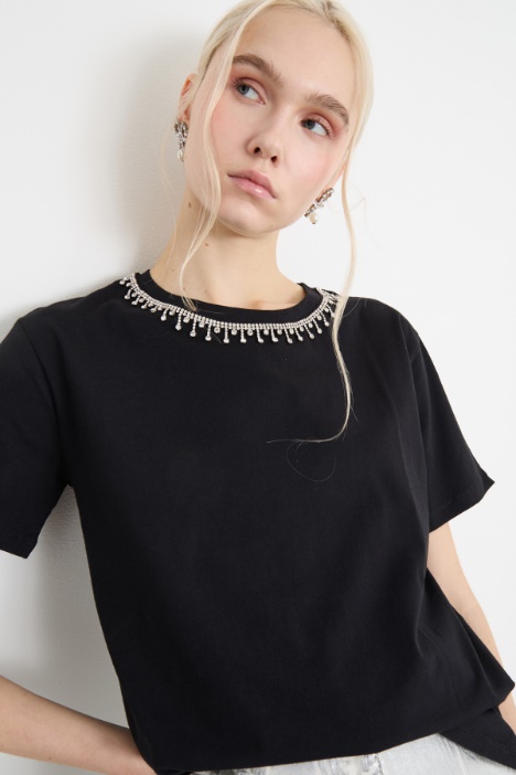 T-shirt con ricamo bijoux