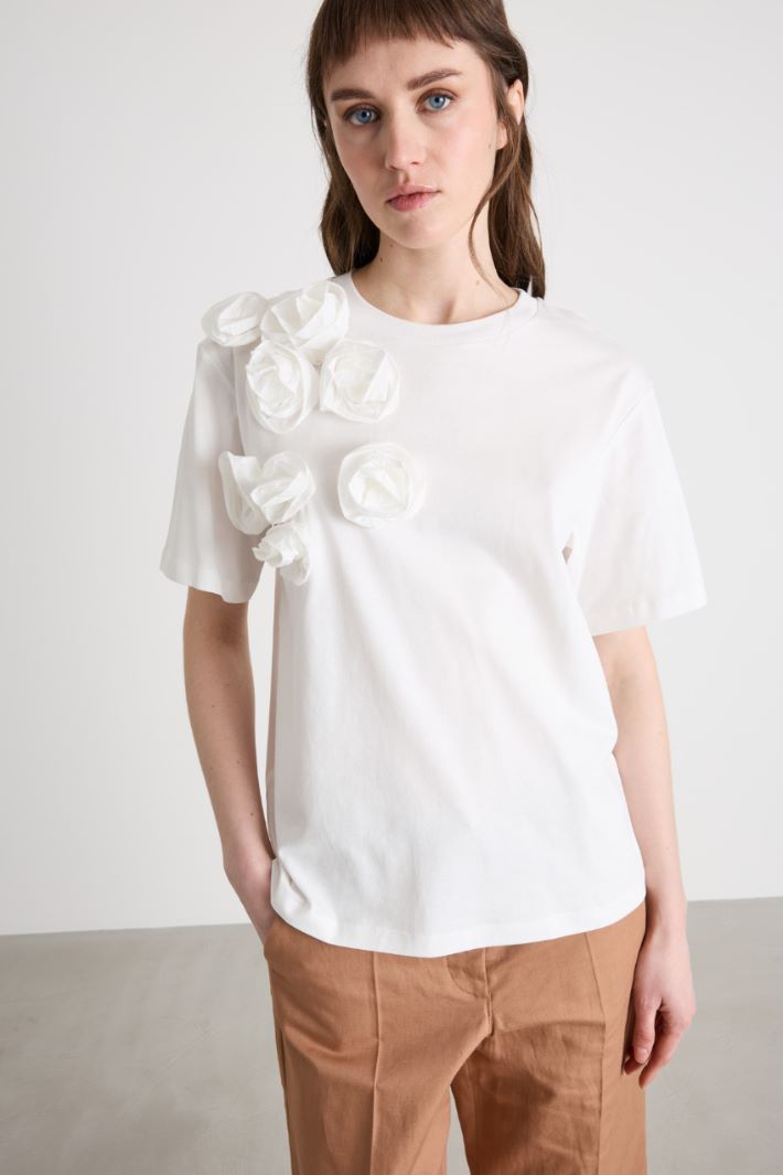 T-shirt con applicazioni floreali Intrend - 2