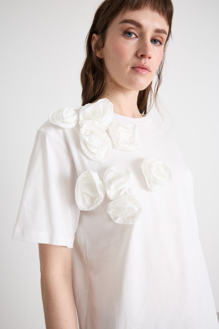 T-shirt con applicazioni floreali Intrend - 3