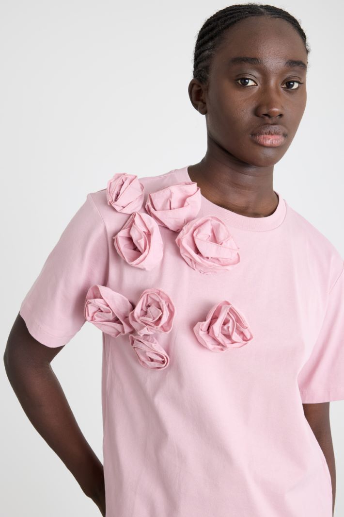 T-shirt con applicazioni floreali Intrend - 3