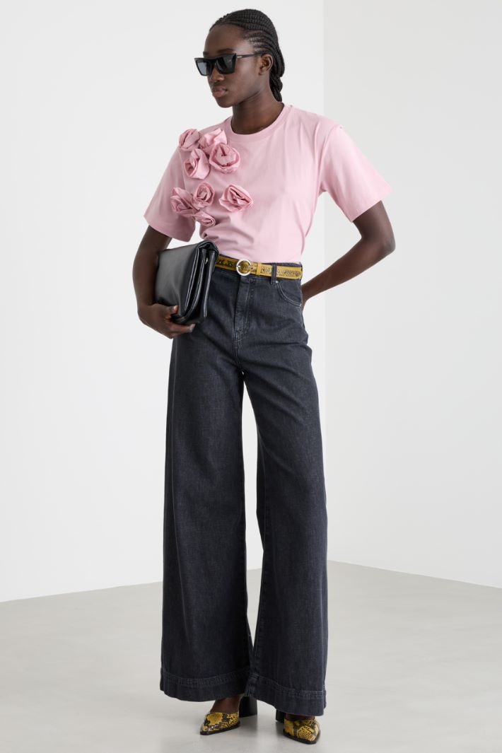 T-shirt con applicazioni floreali Intrend