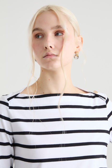 Camiseta con cuello barco