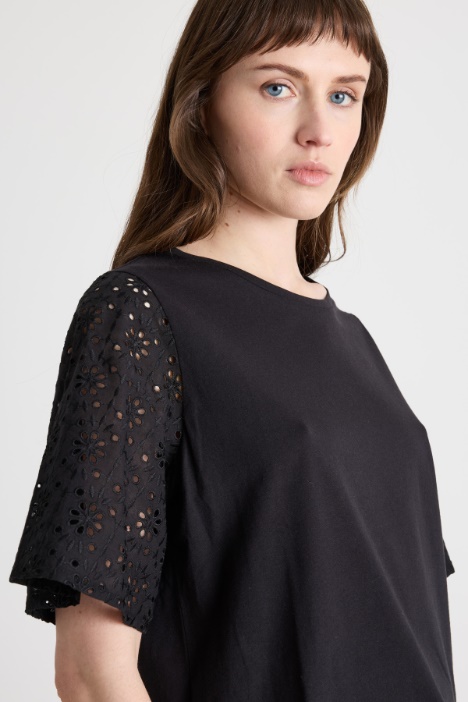 Camiseta con mangas bordadas