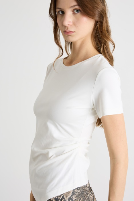 T-shirt con pieghe