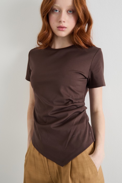T-shirt con pieghe