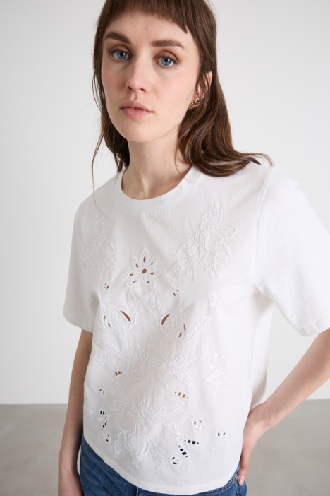 Camiseta con bordados
