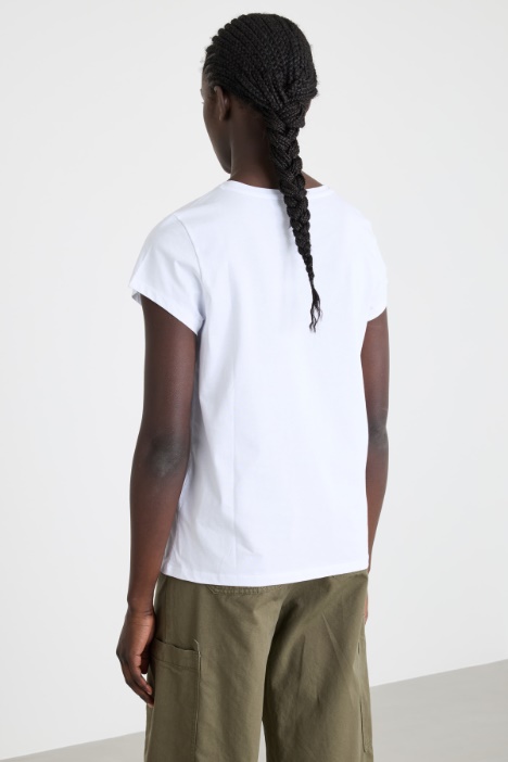 T-shirt stampata e ricamata