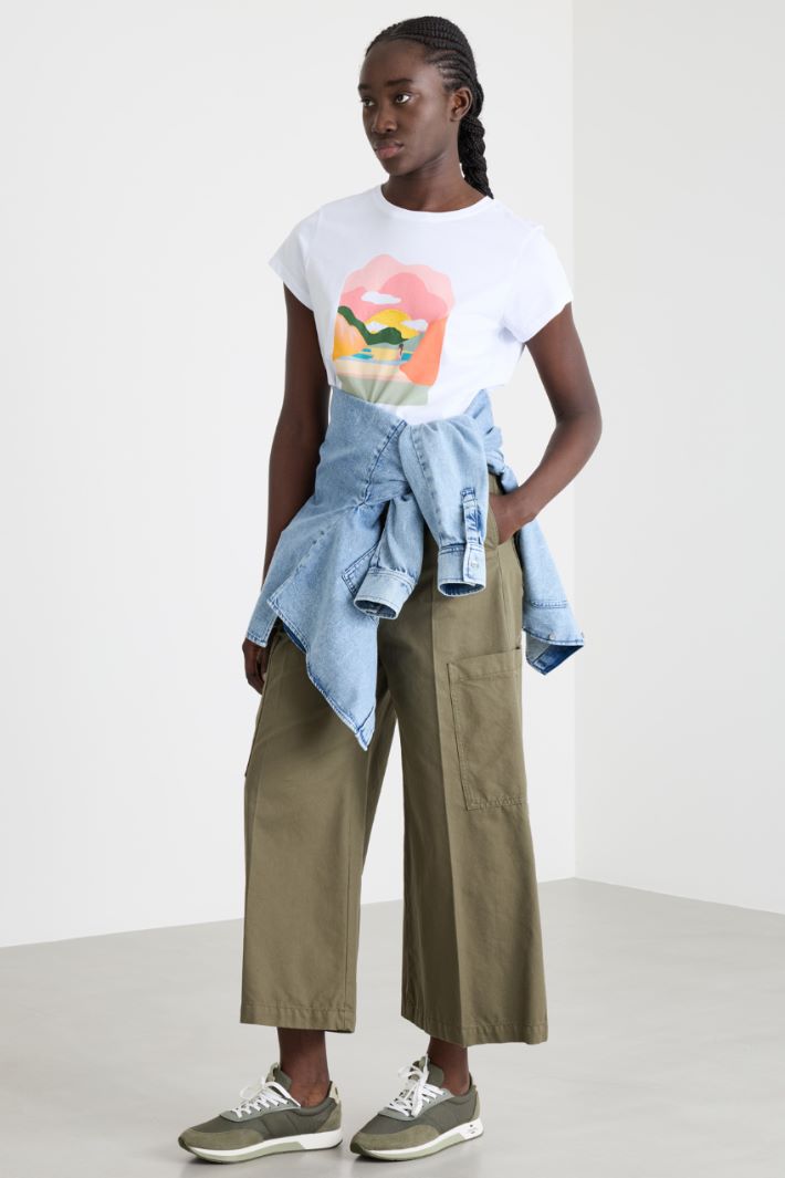 T-shirt stampata e ricamata Intrend