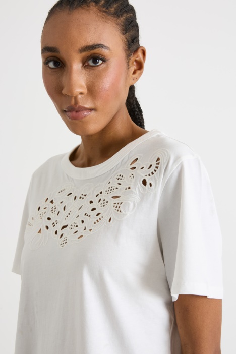 T-shirt con ricamo sangallo