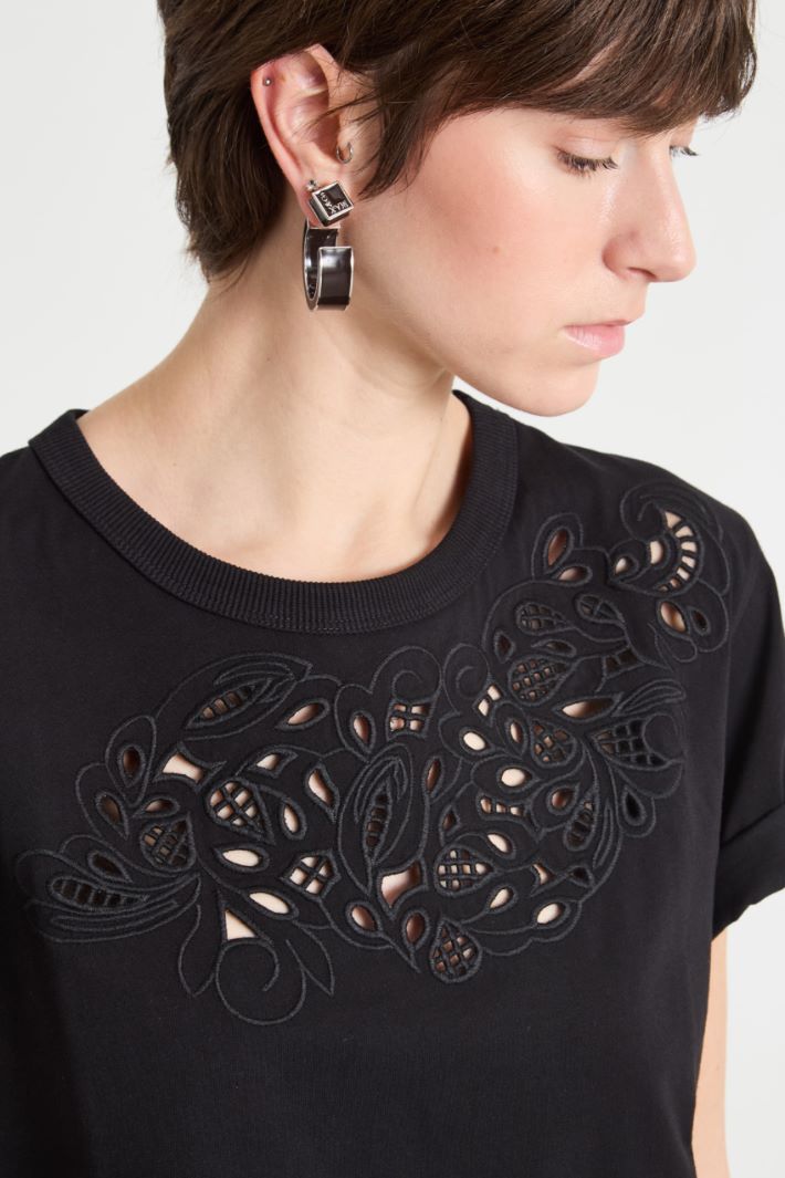 Broderie Anglaise-embroidered T-shirt Intrend - 3