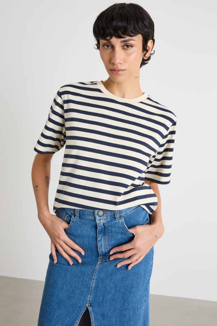 Crew-neck T-shirt with side slits Intrend - 2