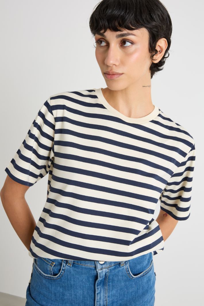 Crew-neck T-shirt with side slits Intrend - 3