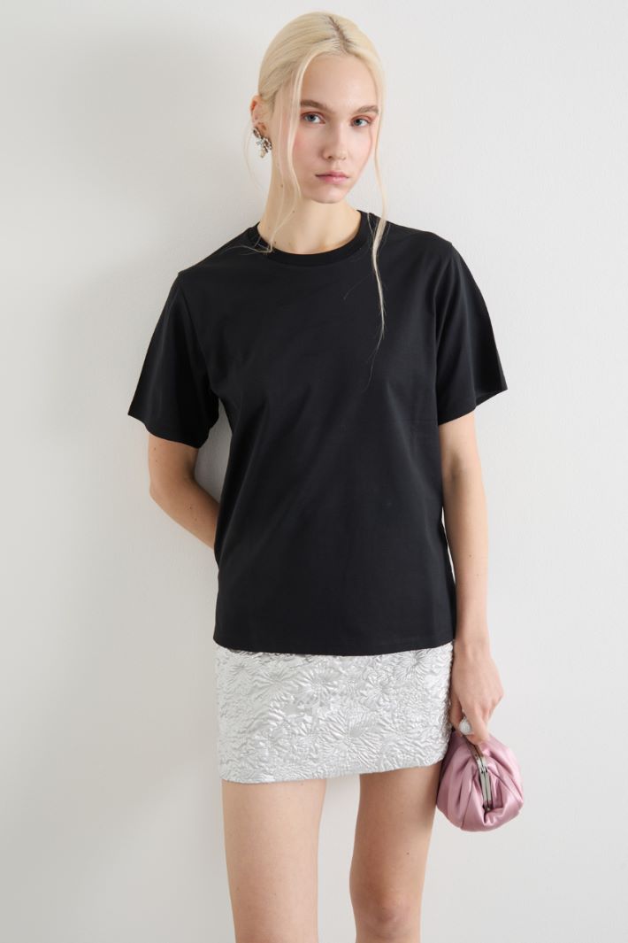 Crew-neck T-shirt with side slits Intrend - 2