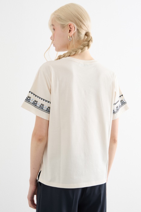 T-shirt girocollo con ricamo