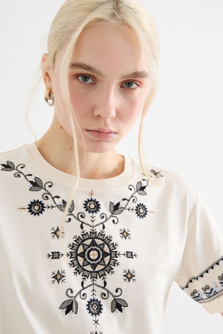 Crew-neck embroidered T-shirt Intrend - 3