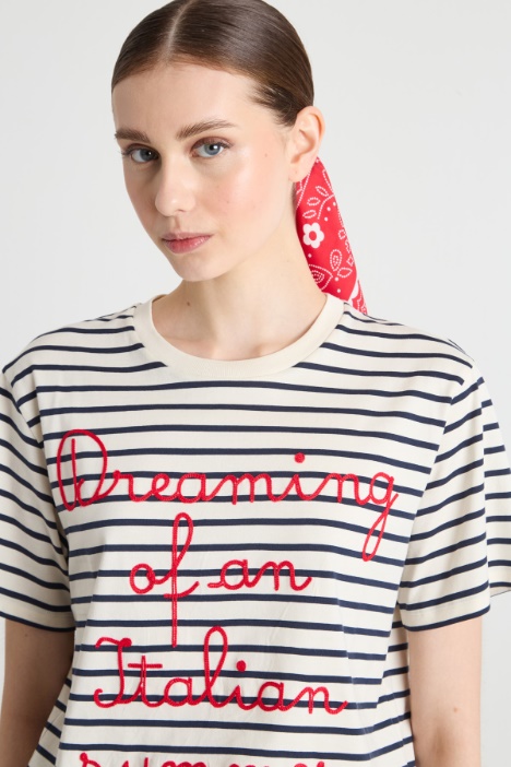 T-shirt girocollo con ricamo